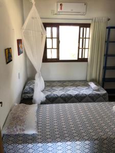 Postel nebo postele na pokoji v ubytování Casa Verde, beira da água com 2 suítes - Mar Doce!