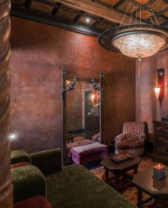 a living room with a couch and a mirror at Hotel Metropole Venezia in Venice
