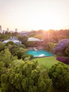 Johannesburg的住宿－撒克遜Spa別墅酒店，公园内游泳池的空中景观