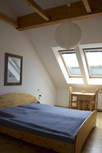 シールケにあるWurmberg in Sicht -Ferienwohnung Schulteのベッドルーム(木製ベッド1台、テーブル付)