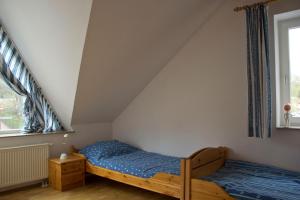 シールケにあるWurmberg in Sicht -Ferienwohnung Schulteのベッドルーム1室(ベッド2台、窓付)