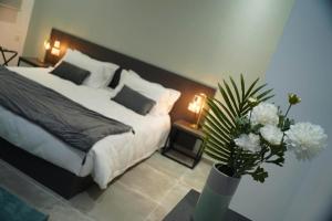 En eller flere senge i et værelse på Guest House Capital Inn