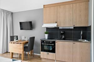 a kitchen with a table and a counter top at Skärgårdsbyn Hotell in Sankt Anna