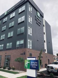 un edificio con un cartello di fronte di Holiday Inn Express & Suites - Little Rock Downtown, an IHG Hotel a Little Rock