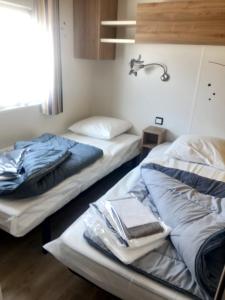 Postel nebo postele na pokoji v ubytování Camping des Dunes de Contis mobilhome 3ch,