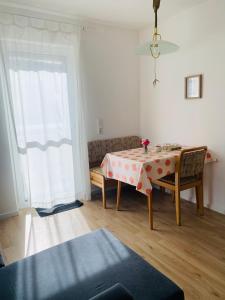 uma sala de estar com uma mesa e uma janela em Ferienwohnung im Spessart / Aschaffenburg em Johannesberg