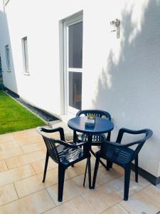 uma mesa azul e duas cadeiras num pátio em Ferienwohnung im Spessart / Aschaffenburg em Johannesberg