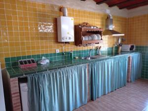 una cucina con piano di lavoro e lavandino di El Valle de Yeste a Yeste