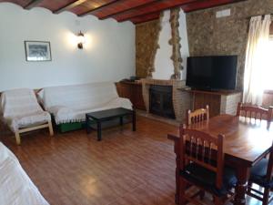 - un salon avec une table et une cheminée dans l'établissement El Valle de Yeste, à Yeste