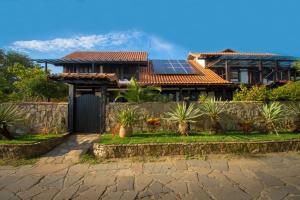 una casa con paneles solares en el techo en Pousada do Adriano, en Búzios
