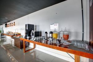 uma cozinha com um balcão com copos em Go Inn Betim - MG em Betim