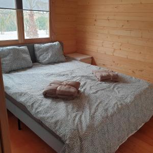 a bedroom with a bed with two towels on it at Casa de la Vida D in Aspe
