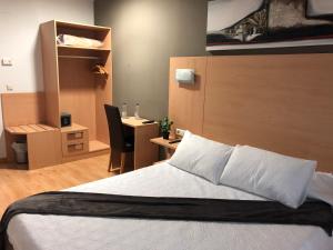 Postel nebo postele na pokoji v ubytování Hotel Villa de los Arcos