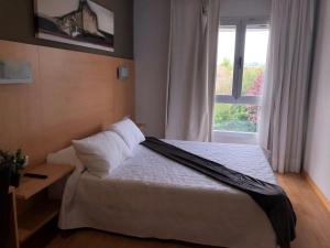 Postel nebo postele na pokoji v ubytování Hotel Villa de los Arcos