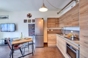 A kitchen or kitchenette at Il SOLE HOUSE