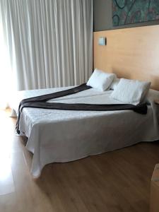 Postel nebo postele na pokoji v ubytování Hotel Villa de los Arcos