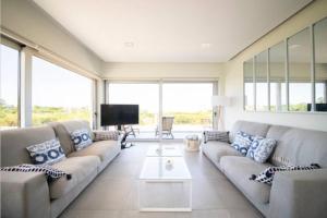 Et tv og/eller underholdning på Casa con vistas al mar con piscina