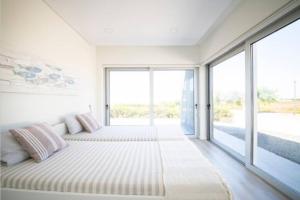 En eller flere senge i et værelse på Casa con vistas al mar con piscina + 33 billeder