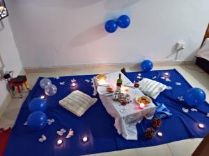 uma mesa com balões e uma toalha de mesa azul em Gold Reef Hideout em Joanesburgo