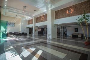 eine Lobby eines Gebäudes mit einer Topfpflanze in der Unterkunft Amfibia Beach Complex in Sonnenstrand