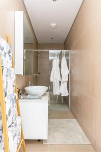 W łazience znajduje się umywalka i lustro. w obiekcie Cambridge Suites -#1 Spectacular Balcony w Kapsztadzie