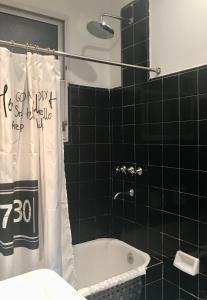 łazienka z wanną i zasłoną prysznicową w obiekcie Vistas al Obelisco, corazón de Buenos Aires w BuenosAires