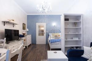 une petite chambre avec un lit bébé dans l'établissement TOP CENTER Designer studio 1 minute to NDK&Vitosha by Flat Mаnager, à Sofia