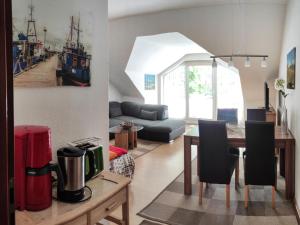 Apartment Glowe - GLW661 by Interhome في Klein Gelm: غرفة معيشة مع طاولة وغرفة طعام