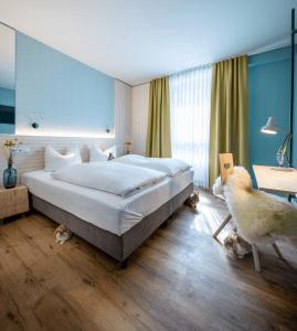 un dormitorio con una cama grande y algunos animales en ella en Gartenhotel Fettehenne en Erkrath