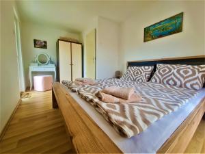 Posteľ alebo postele v izbe v ubytovaní Semi detached house Darinka by El-Pi Tours