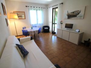 ein Wohnzimmer mit einem weißen Sofa und einem Tisch in der Unterkunft Apartment Lo Scoiattolo by Interhome in Belgirate