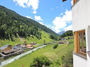 LangestheiにあるApartment Vallis Bella by Interhomeの川のある渓谷の村の風景