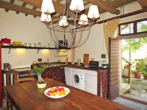 una cocina con una mesa con un bol de fruta. en Holiday Home Borgo La Cella-3 by Interhome en Pian di Scò