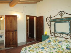 Un pat sau paturi într-o cameră la Holiday Home Borgo La Cella-3 by Interhome