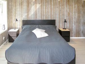 Łóżko lub łóżka w pokoju w obiekcie Holiday Home Stegeborg Sjöstugan by Interhome