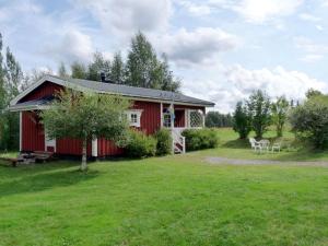 VemhånにあるChalet Vemhån Östholmen by Interhomeの赤い家