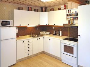 VemhånにあるChalet Vemhån Östholmen by Interhomeの白いキャビネットとシンクのあるキッチン