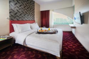 Tempat tidur dalam kamar di Blue Sky Hotel Petamburan