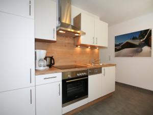 Kuchyň nebo kuchyňský kout v ubytování Apartment Collina by Interhome