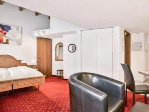グリンデルワルトにあるApartment Chalet Abendrot-10 by Interhomeのベッドルーム1室(ベッド1台、デスク、椅子付)