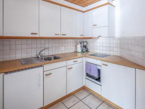 Kuchyň nebo kuchyňský kout v ubytování Apartment Chalet Abendrot-17 by Interhome