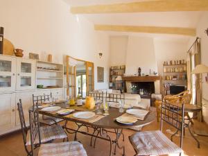 ViensにあるHoliday Home Les Cairnes by Interhomeのテーブルと椅子のあるキッチンとダイニングルーム