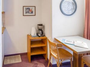 グリンデルワルトにあるApartment Chalet Abendrot-3 by Interhomeのテーブルと椅子、電話付