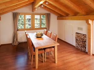 Un comedor con mesa y sillas de madera. en Apartment Chalet Tuffstein by Interhome, en Grindelwald 20 fotos más