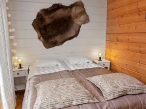 ein Schlafzimmer mit einem großen Bett mit zwei Nachttischen in der Unterkunft Holiday Home Vuosseli-kelkka 15a by Interhome in Ruka