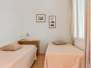 KukkolaにあるHoliday Home Nuottiniemi 5 by Interhomeの白い壁の客室で、ベッド2台、窓が備わります。