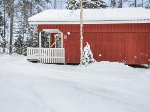 JuhanalaにあるHoliday Home Rajala by Interhomeの横雪の赤小屋