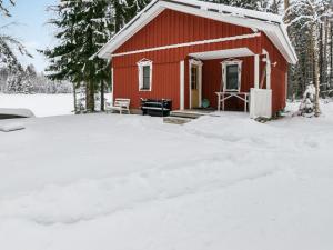 JuhanalaにあるHoliday Home Rajala by Interhomeの雪中赤い家