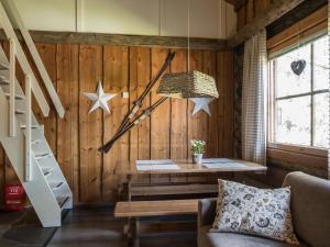 LahdenperäにあるHoliday Home Vuokatinportti a4 by Interhomeのテーブルと星が壁に飾られた部屋