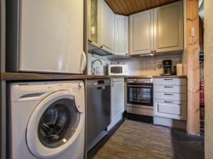 eine Küche mit einer Waschmaschine in der Unterkunft Holiday Home Vuokatinportti a4 by Interhome in Lahdenperä